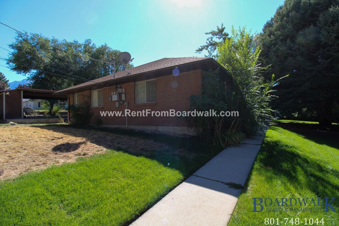 1785 Lincoln Ln in Holladay, UT - Building Photo