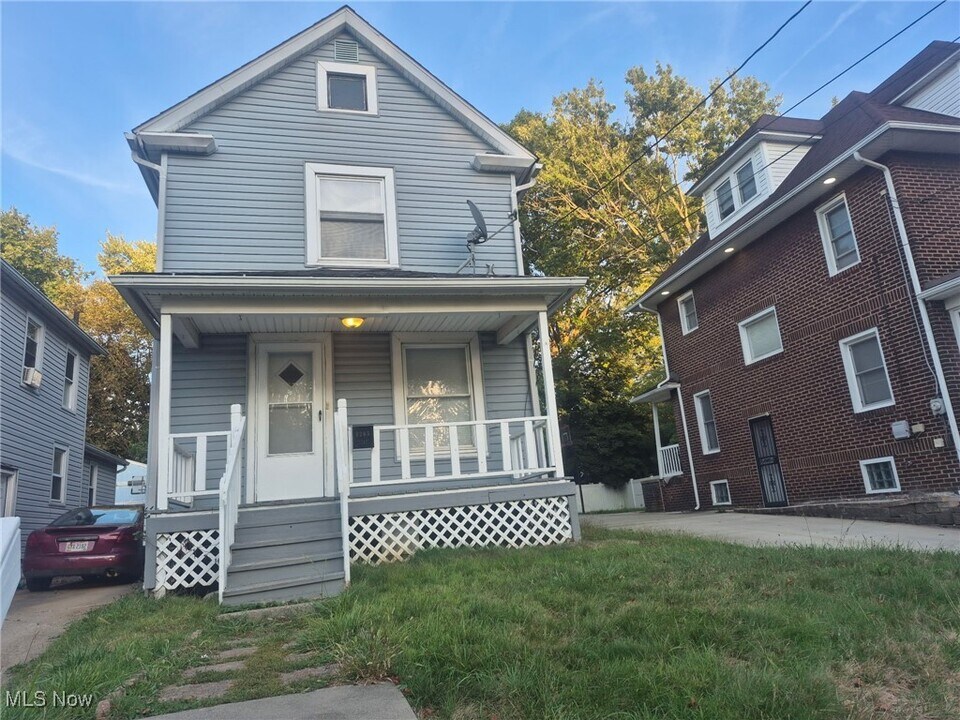 1265 Curtis St in Akron, OH - Building Photo