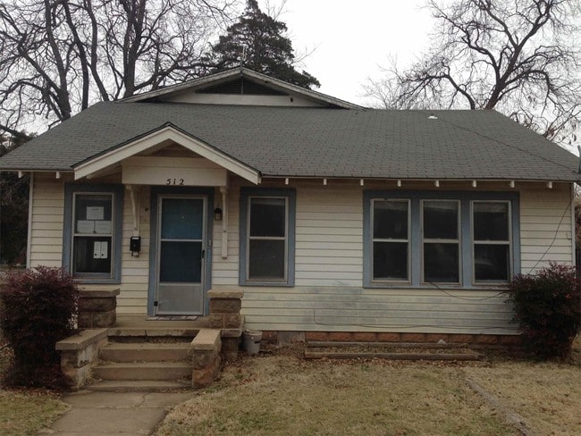 property at 512 N Oak St