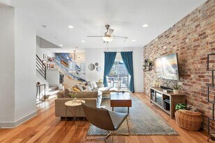 7203 Bassett Ct in Austin, TX - Building Photo