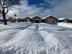 12 Revelstoke Ct in Barrie, ON - Building Photo