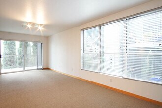 2544 NW Vaughn St in Portland, OR - Building Photo - Building Photo