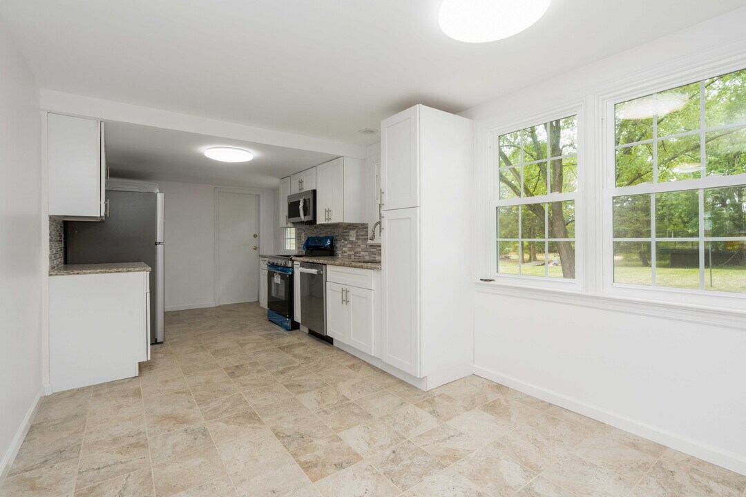 60 Ellison Rd in Franklin Township, NJ - Building Photo