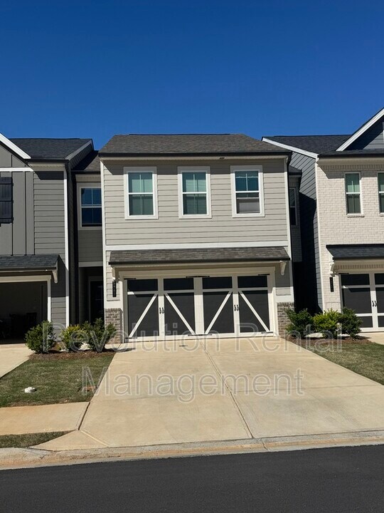 5207 Canberra Dr in Flowery Branch, GA - Building Photo