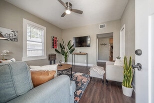 2501 W North B St in Tampa, FL - Building Photo