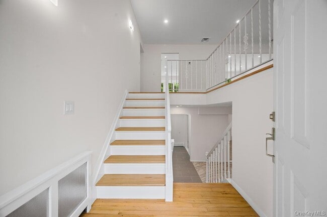 26 Ravine Rd in Great Neck, NY - Building Photo - Building Photo