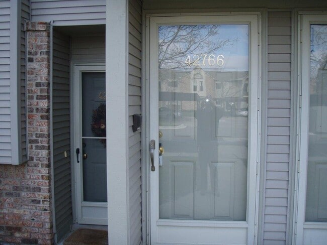 42766 Lilley Pointe Dr in Canton Township, MI - Building Photo - Building Photo