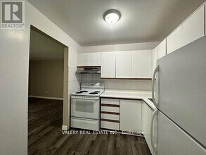 19 Lowndes Ave in Georgina, ON - Building Photo - Building Photo