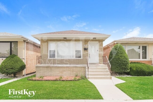 8229 S Sacramento Ave in Chicago, IL - Building Photo - Building Photo