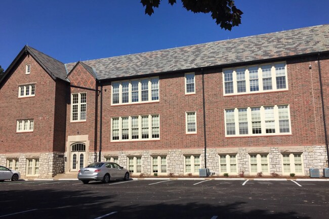 Hawthorne Apartments in University City, MO - Foto de edificio - Building Photo