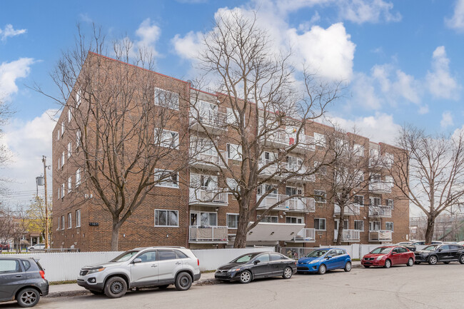 Forum Batiments in Montréal, QC - Building Photo - Building Photo