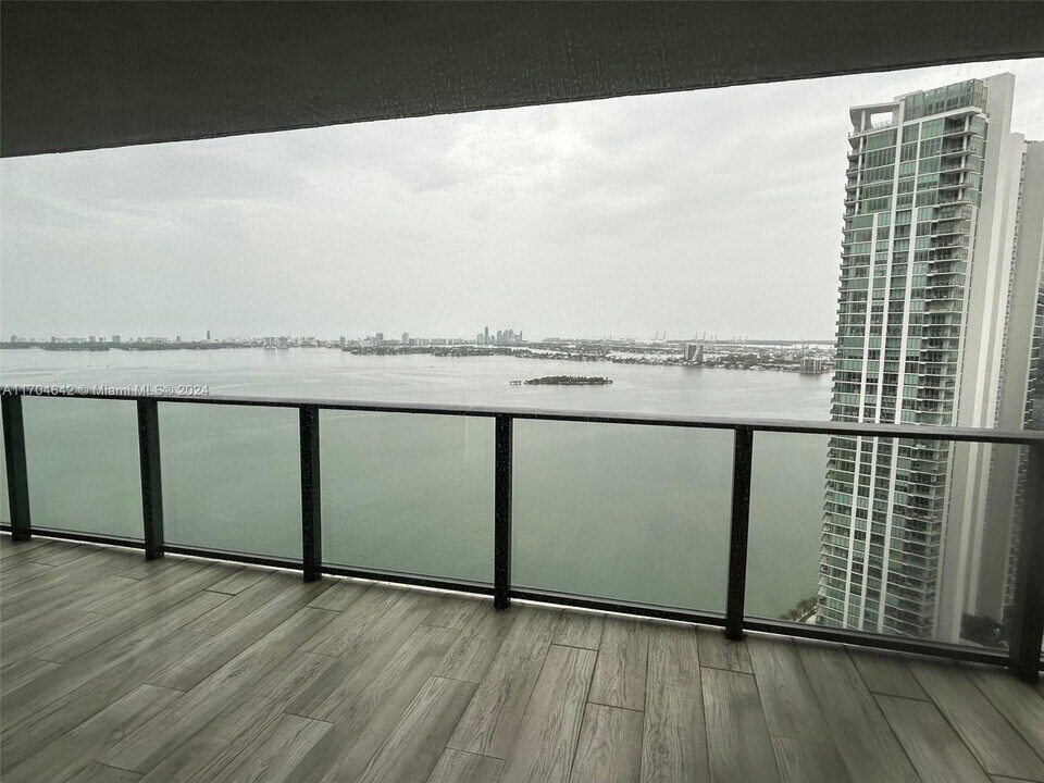 650 NE 32nd St, Unit 3905 in Miami, FL - Foto de edificio