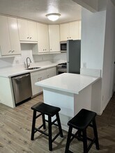 1101 West Macarthur Boulevard, Unit 205 in Santa Ana, CA - Foto de edificio - Building Photo