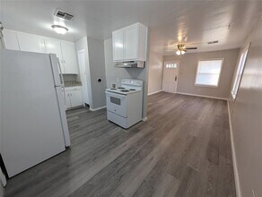 221 E Myrtle Dr in Midwest City, OK - Building Photo - Building Photo