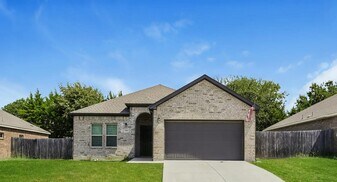 1900 Carrington Dr in Glenn Heights, TX - Building Photo