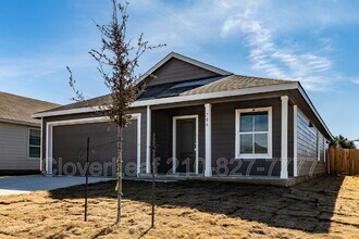 706 Wolf Crest Blvd in Seguin, TX - Building Photo - Building Photo