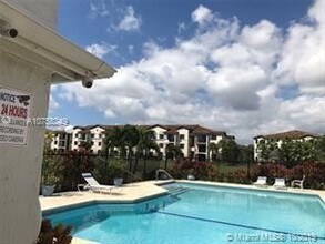 9425 Fontainebleau Blvd-Unit -Apt 203 in Miami, FL - Foto de edificio - Building Photo