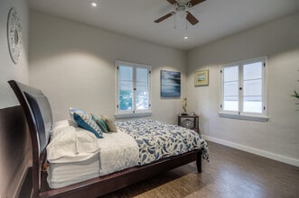 210 S Arnaz Dr in Beverly Hills, CA - Foto de edificio - Building Photo