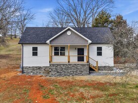 939 Nichols Rd in Dandridge, TN - Building Photo