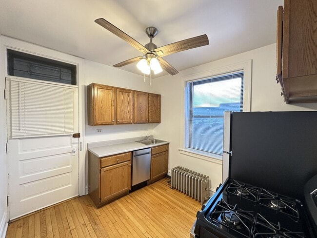 1913 W Larchmont Ave, Unit A05W in Chicago, IL - Foto de edificio - Building Photo