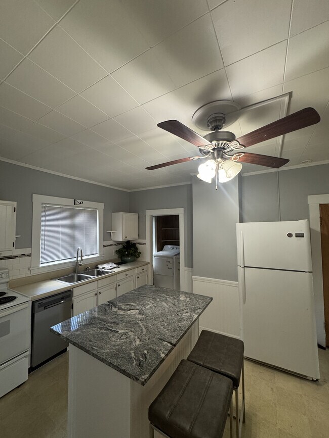 107 Clark St, Unit 1 in Clinton, MA - Foto de edificio - Building Photo