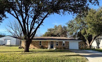 307 W Karnes Dr in Robinson, TX - Building Photo
