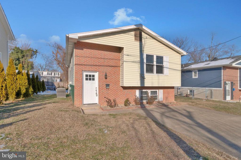 5004 Roanoke Pl in College Park, MD - Building Photo