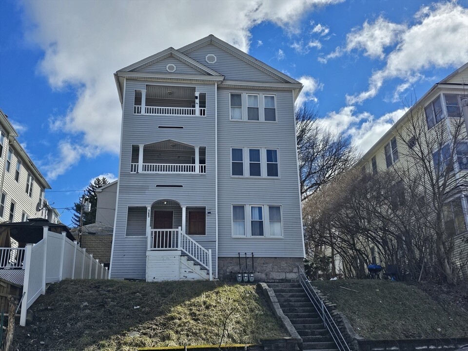 169 Perry Ave in Worcester, MA - Foto de edificio