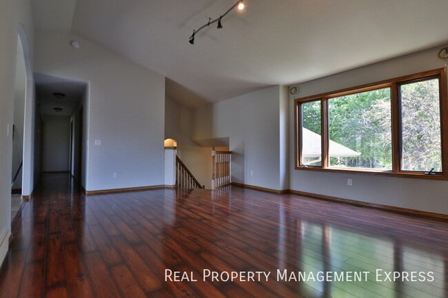 Stunning 5 Bedroom 3 Bath Home in South Ea in Sioux Falls, SD - Building Photo - Building Photo