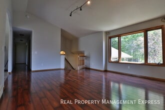 Stunning 5 Bedroom 3 Bath Home in South East Sioux Falls in Sioux Falls, SD - Foto de edificio - Building Photo