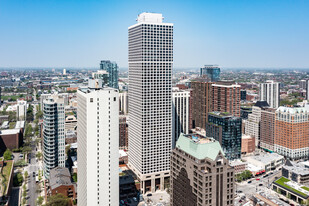 Newberry Plaza in Chicago, IL - Foto de edificio - Building Photo