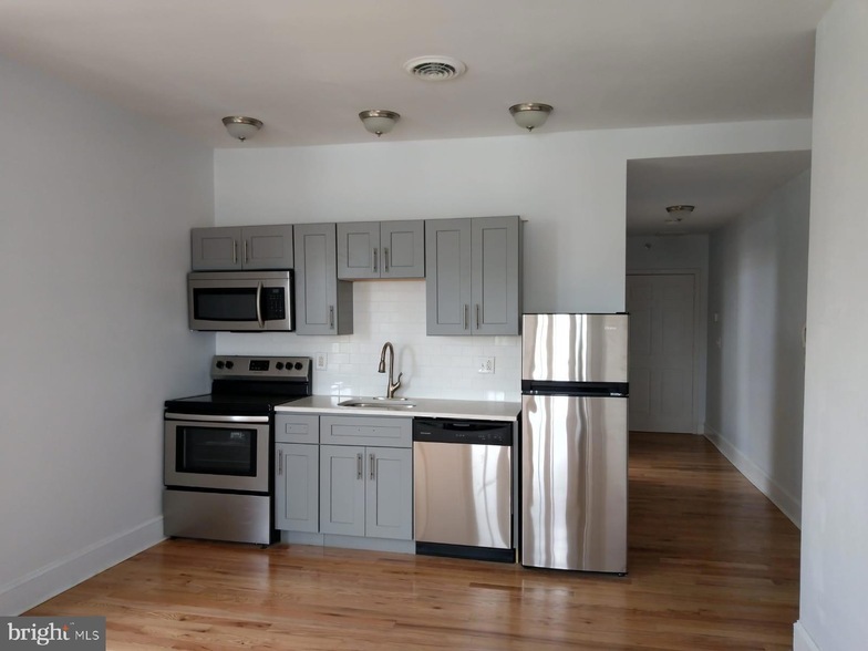 4501-17-5917 Chestnut St, Unit 3D in Philadelphia, PA - Building Photo