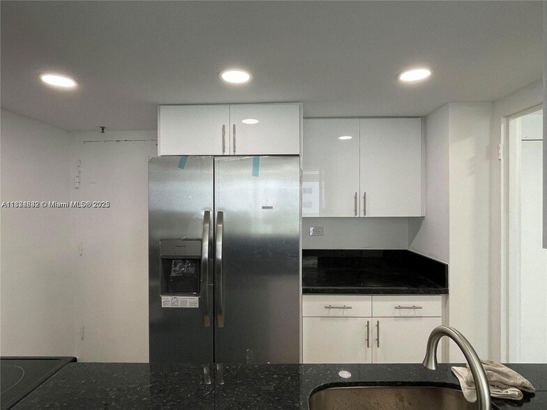 7545 E Treasure Dr, Unit 5K in North Bay Village, FL - Building Photo