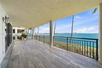 540 Brickell Key Dr, Unit 222 in Miami, FL - Building Photo - Building Photo