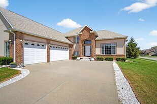 9425 Woodland Dr in Johnston, IA - Building Photo