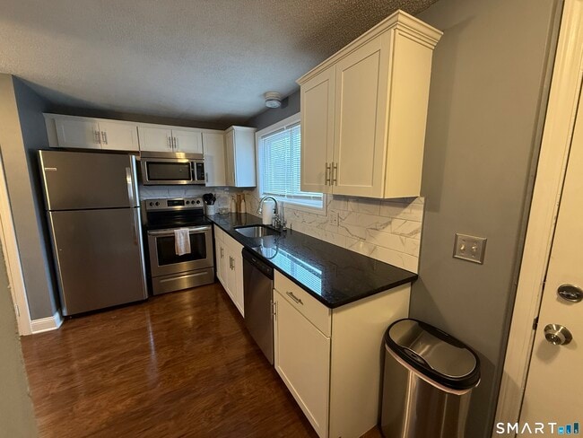 1081 New Haven Rd in Naugatuck, CT - Building Photo - Building Photo