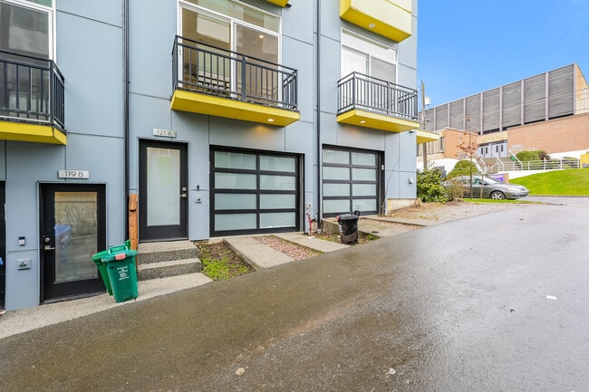 121A 15th Ave in Seattle, WA - Foto de edificio - Building Photo
