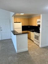 7110 NW 179th St in Hialeah, FL - Building Photo