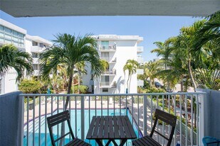 1801 S Treasure Dr in North Bay Village, FL - Building Photo