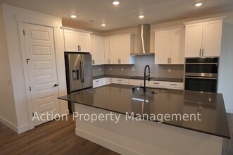 1044 Royal Velvet Dr in Sequim, WA - Building Photo - Building Photo