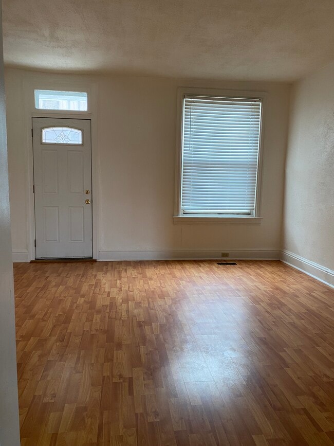 property at 1039 W Poplar St