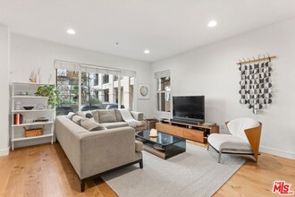 6020 S Seabluff Dr, Unit 131 in Los Angeles, CA - Building Photo - Building Photo