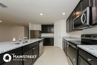 1350 Brenway Dr in Mascotte, FL - Foto de edificio - Building Photo