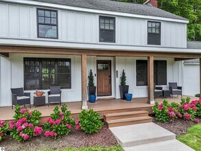 7320 Peninsula Dr in Traverse City, MI - Foto de edificio - Building Photo