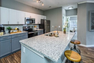 J 501 Estates in Durham, NC - Foto de edificio - Building Photo