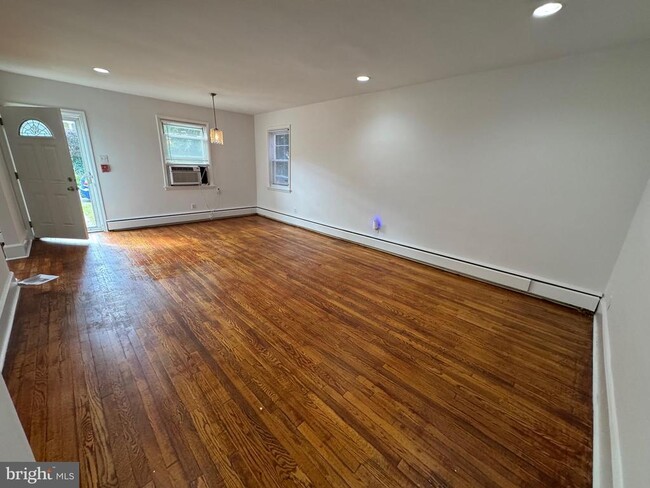2323 S Parkview Ave in Willow Grove, PA - Building Photo - Building Photo