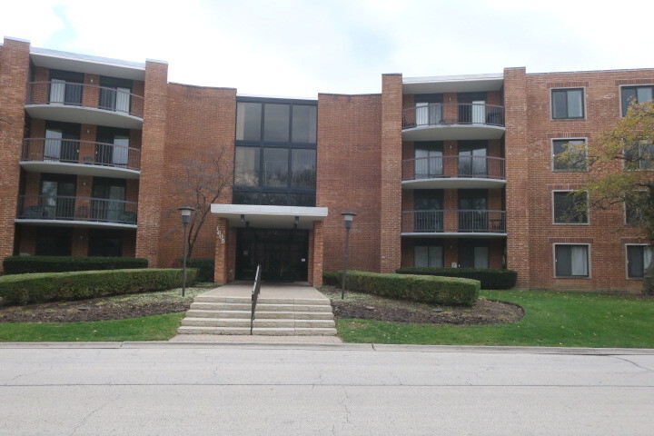 1605 E Central Rd in Arlington Heights, IL - Foto de edificio