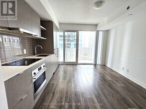 100 Harbour St in Toronto, ON - Building Photo - Building Photo