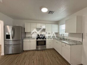 2902 Woodcliffe St in San Antonio, TX - Foto de edificio - Building Photo