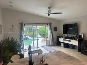 10265 SW 24th Ct in Miramar, FL - Foto de edificio - Building Photo